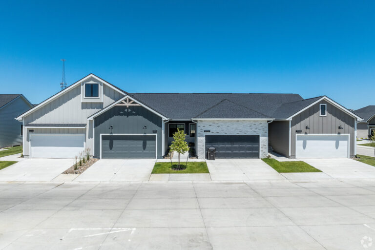 stratford-crossing-flats-townhomes-waukee-ia-building-photo (5)